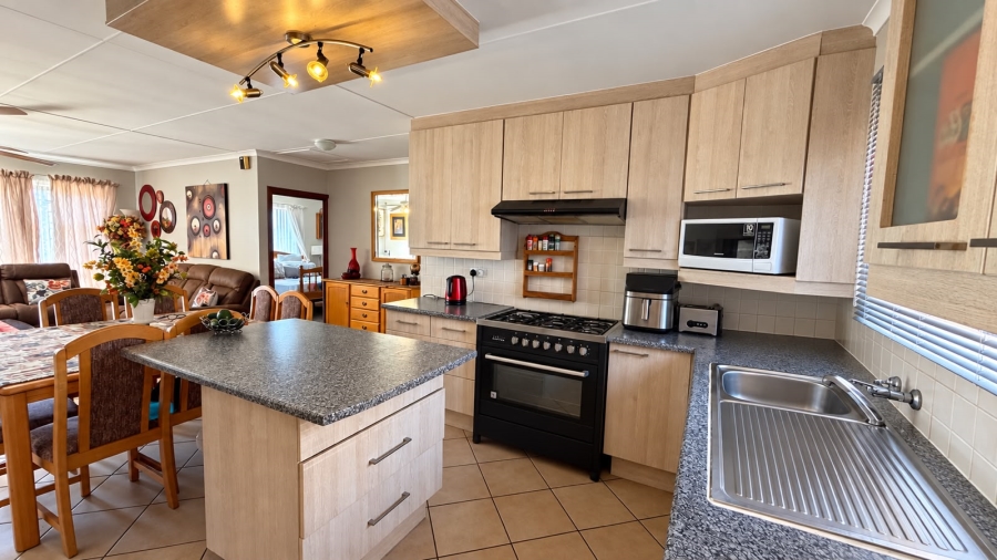 3 Bedroom Property for Sale in Heiderand Western Cape